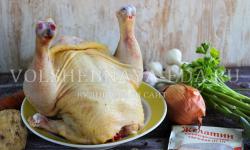 Carne de gallo casera en gelatina sin gelatina para la mesa navideña
