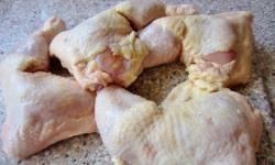 Kabuklu fırında tavuk budu: çıtır kabuklu kümes hayvanlarını pişirmek için tarifler